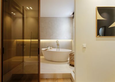 Baño moderno con bañera y luz suave