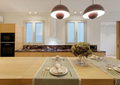 Cocina moderna con mesa puesta y lámparas colgantes