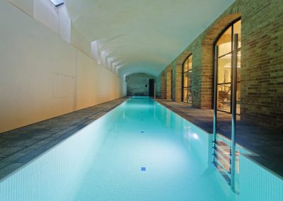 Piscina interior larga con iluminación ambiental