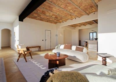 Salón con techo de bóveda catalana y mobiliario contemporáneo