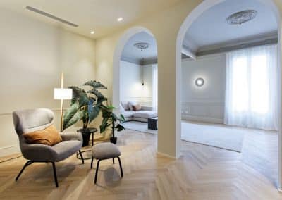 Salón elegante con arcos y plantas decorativas