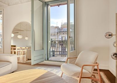 Puerta balcón con luz natural en estancia moderna