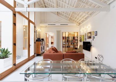 Salón moderno con muebles de diseño contemporáneo